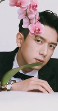 李现化身翩翩君子，西装革履和兰花同框，尽显型男气质
