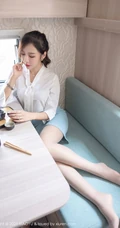 气质女生王馨瑶yanni淡雅多姿制服OL短裙袜装穿搭浪漫房车之旅写真套图