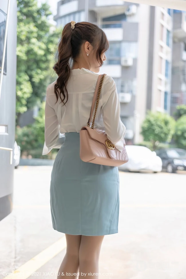气质女生王馨瑶yanni淡雅多姿制服OL短裙袜装穿搭浪漫房车之旅写真套图