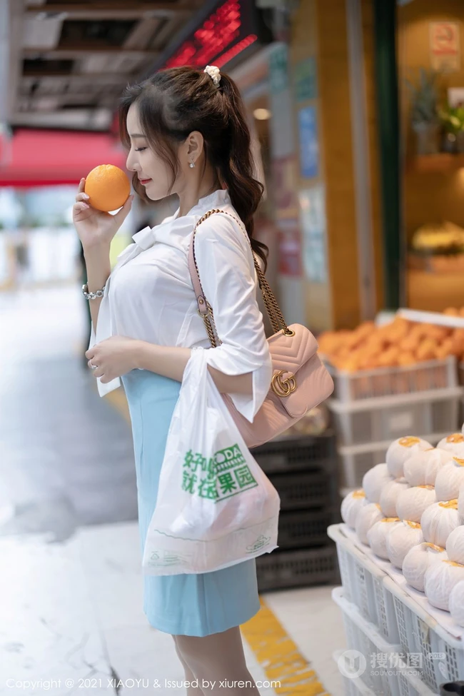 气质女生王馨瑶yanni淡雅多姿制服OL短裙袜装穿搭浪漫房车之旅写真套图