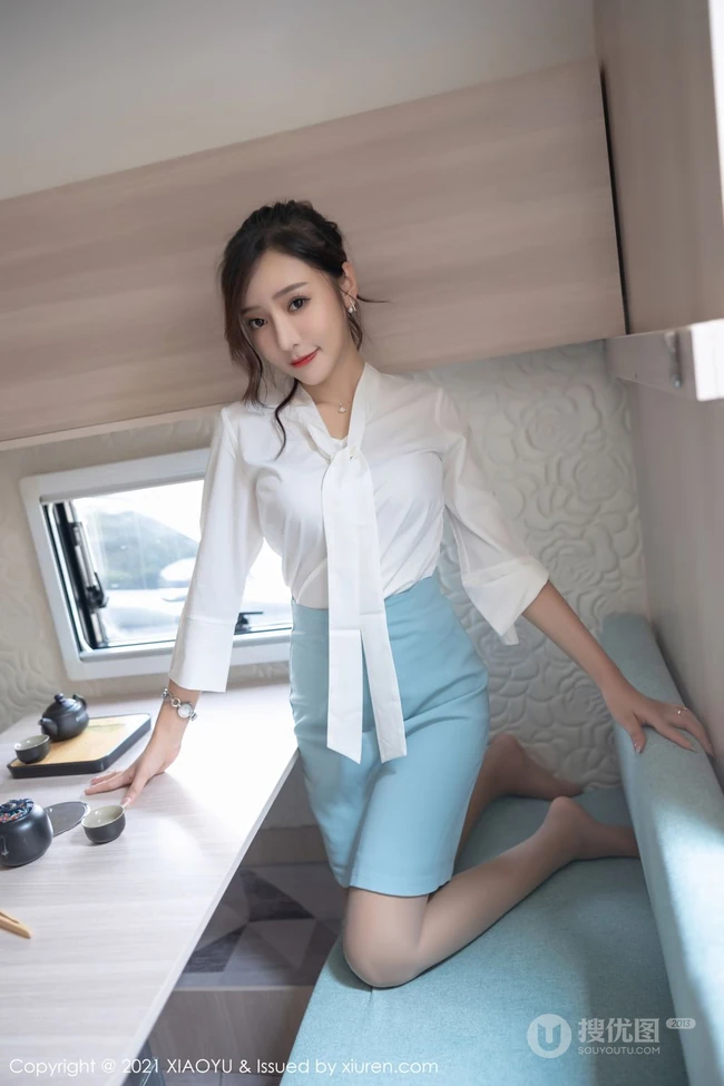 气质女生王馨瑶yanni淡雅多姿制服OL短裙袜装穿搭浪漫房车之旅写真套图
