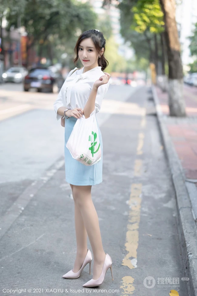 气质女生王馨瑶yanni淡雅多姿制服OL短裙袜装穿搭浪漫房车之旅写真套图