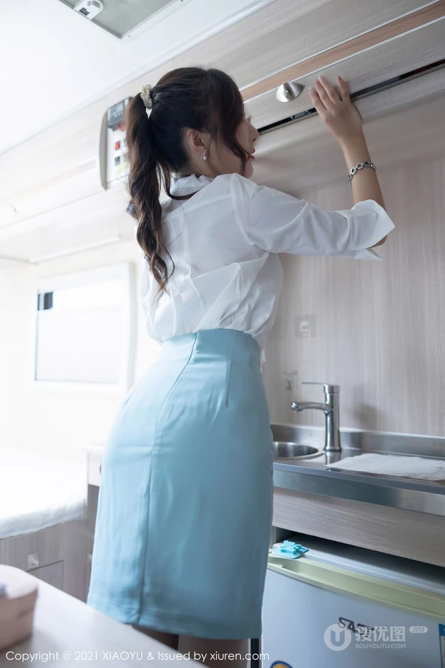 气质女生王馨瑶yanni淡雅多姿制服OL短裙袜装穿搭浪漫房车之旅写真套图