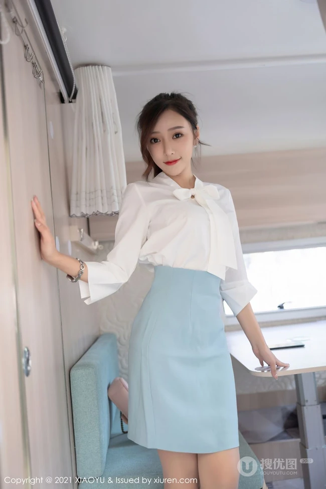 气质女生王馨瑶yanni淡雅多姿制服OL短裙袜装穿搭浪漫房车之旅写真套图