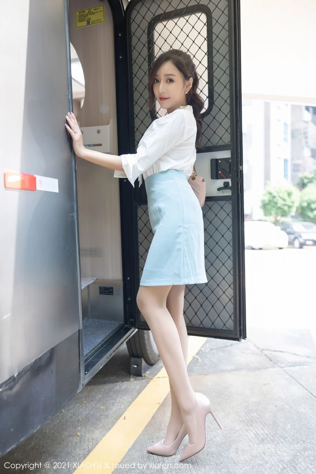 气质女生王馨瑶yanni淡雅多姿制服OL短裙袜装穿搭浪漫房车之旅写真套图