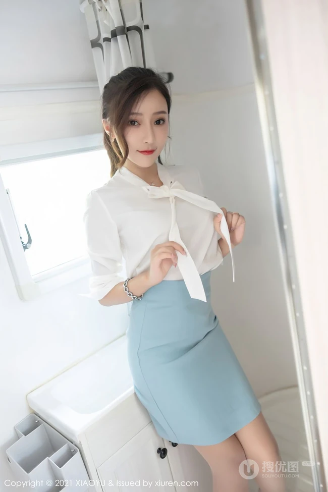 气质女生王馨瑶yanni淡雅多姿制服OL短裙袜装穿搭浪漫房车之旅写真套图