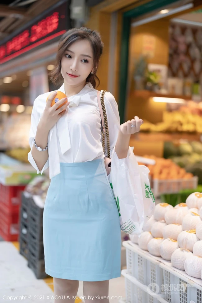 气质女生王馨瑶yanni淡雅多姿制服OL短裙袜装穿搭浪漫房车之旅写真套图