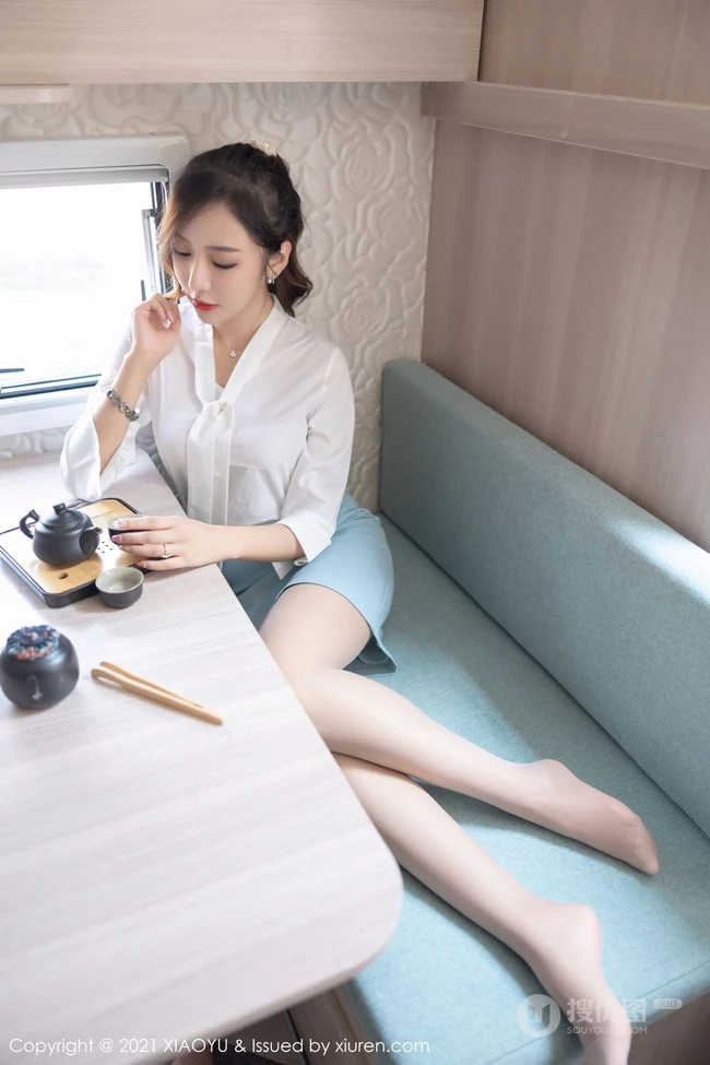 气质女生王馨瑶yanni淡雅多姿制服OL短裙袜装穿搭浪漫房车之旅写真套图