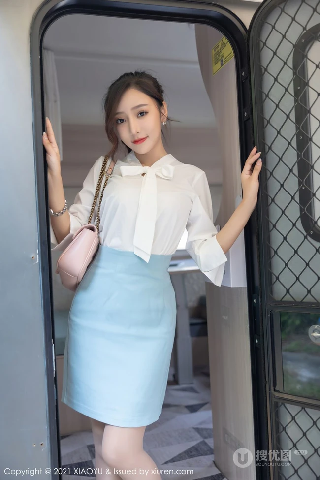 气质女生王馨瑶yanni淡雅多姿制服OL短裙袜装穿搭浪漫房车之旅写真套图