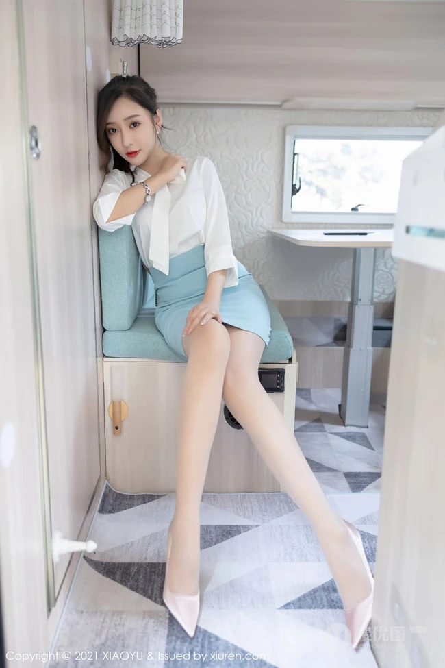 气质女生王馨瑶yanni淡雅多姿制服OL短裙袜装穿搭浪漫房车之旅写真套图