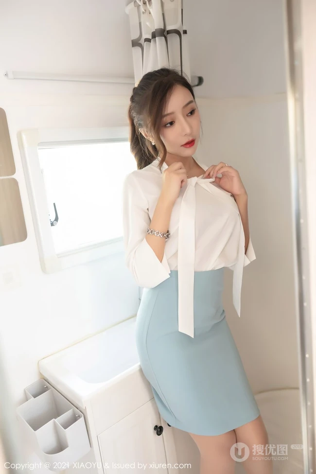 气质女生王馨瑶yanni淡雅多姿制服OL短裙袜装穿搭浪漫房车之旅写真套图