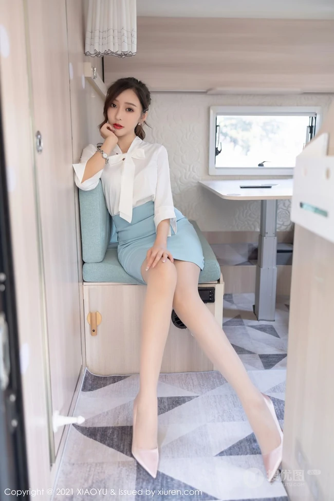 气质女生王馨瑶yanni淡雅多姿制服OL短裙袜装穿搭浪漫房车之旅写真套图