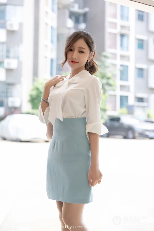 气质女生王馨瑶yanni淡雅多姿制服OL短裙袜装穿搭浪漫房车之旅写真套图