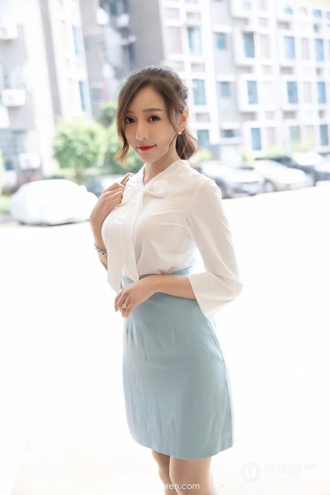气质女生王馨瑶yanni淡雅多姿制服OL短裙袜装穿搭浪漫房车之旅写真套图