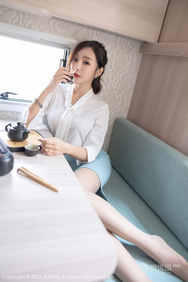 气质女生王馨瑶yanni淡雅多姿制服OL短裙袜装穿搭浪漫房车之旅写真套图
