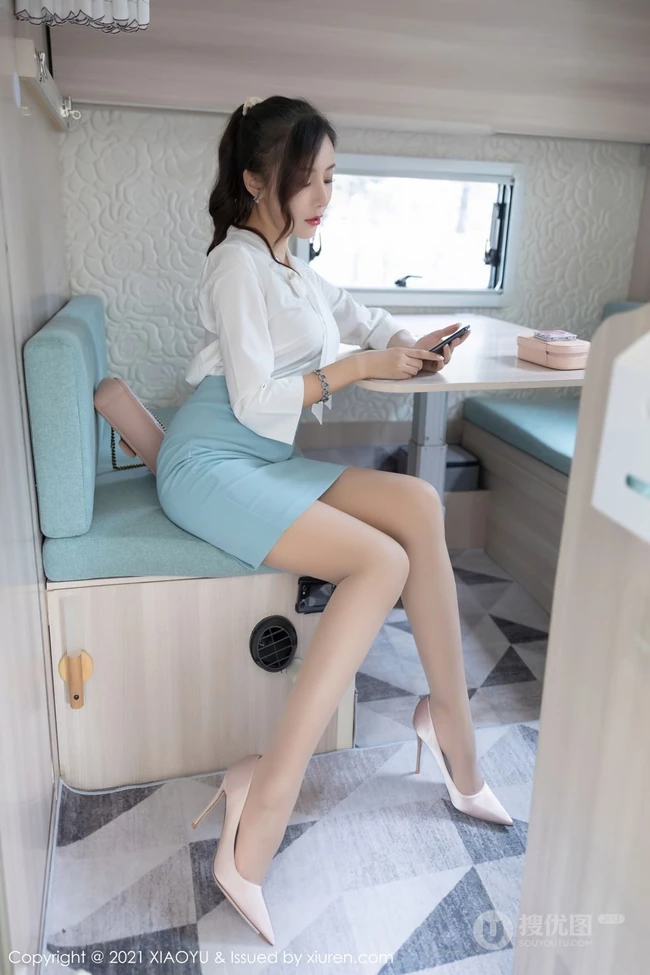 气质女生王馨瑶yanni淡雅多姿制服OL短裙袜装穿搭浪漫房车之旅写真套图