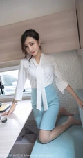 气质女生王馨瑶yanni淡雅多姿制服OL短裙袜装穿搭浪漫房车之旅写真套图
