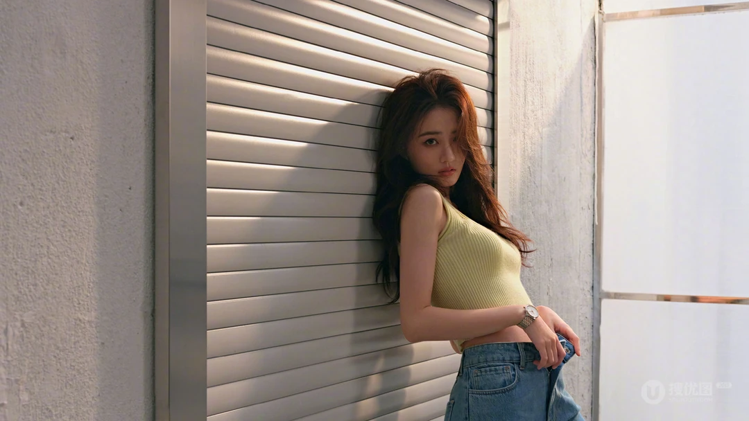美女徐璐性感多姿简约穿搭写真显白皙美腿高清壁纸图片