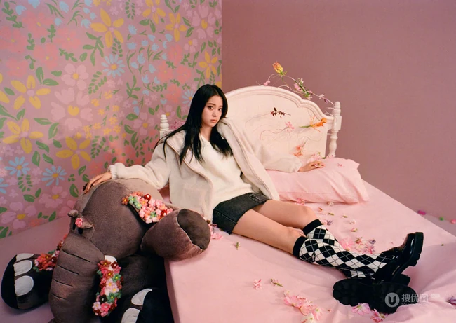 欧阳娜娜多款时尚秋冬装穿搭少女闺房写真美照