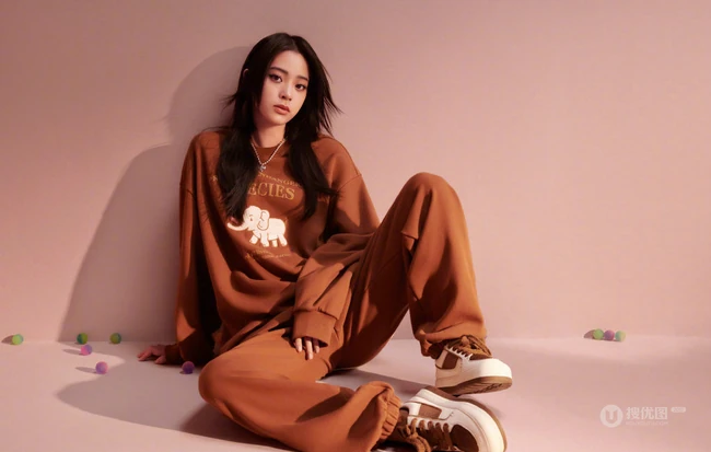 欧阳娜娜多款时尚秋冬装穿搭少女闺房写真美照