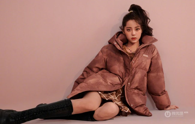 欧阳娜娜多款时尚秋冬装穿搭少女闺房写真美照