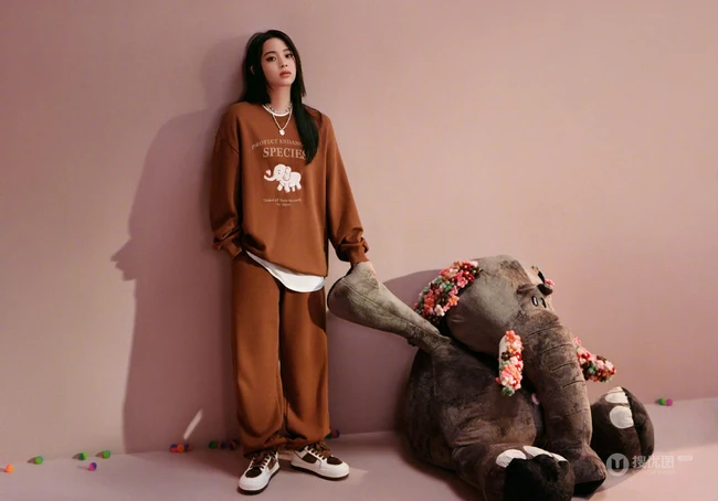 欧阳娜娜多款时尚秋冬装穿搭少女闺房写真美照