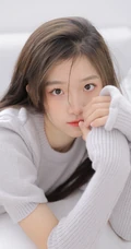 漂亮可人清甜系女生简单毛衣短裤穿搭动人室内沙发写真图片