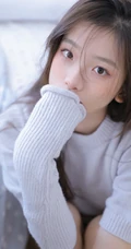 漂亮可人清甜系女生简单毛衣短裤穿搭动人室内沙发写真图片
