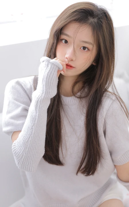 漂亮可人清甜系女生简单毛衣短裤穿搭动人室内沙发写真图片