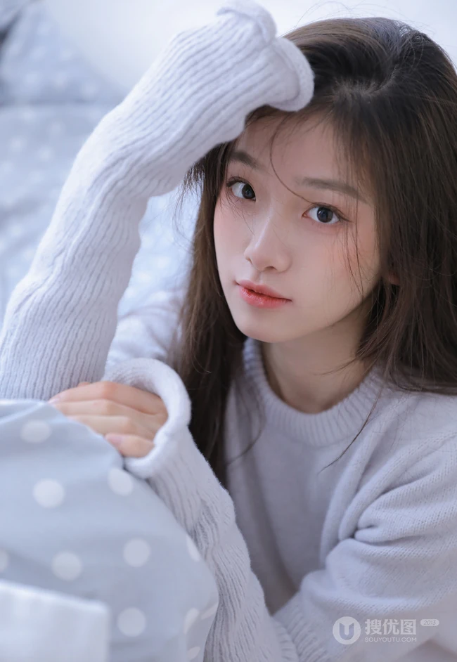 漂亮可人清甜系女生简单毛衣短裤穿搭动人室内沙发写真图片
