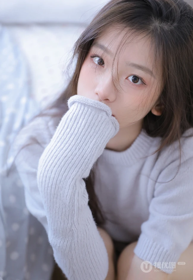 漂亮可人清甜系女生简单毛衣短裤穿搭动人室内沙发写真图片