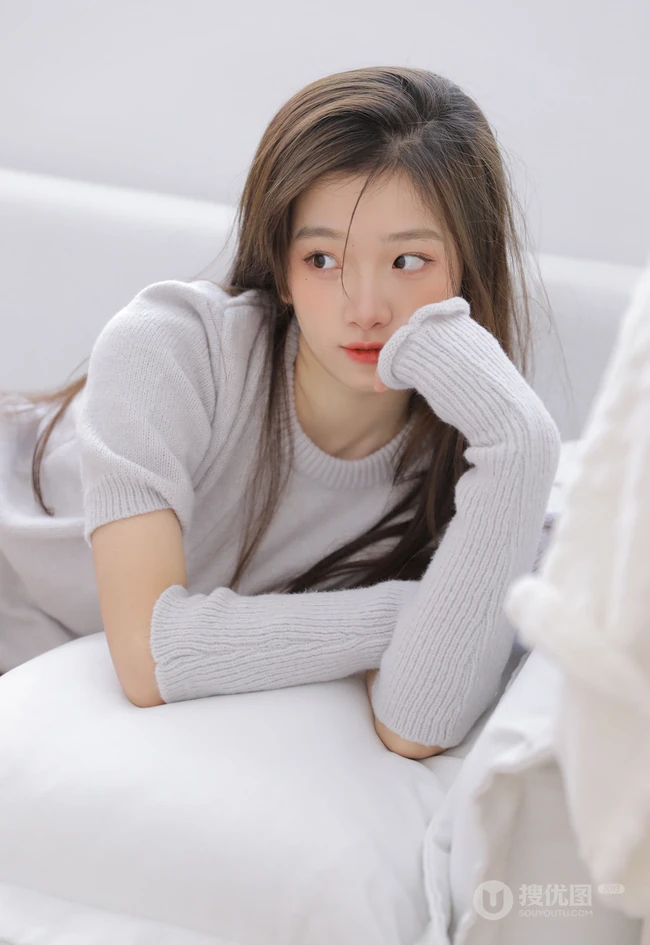 漂亮可人清甜系女生简单毛衣短裤穿搭动人室内沙发写真图片