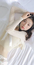 百分百晴天少女，笑容可人女生短款装肩带背心短裤室内氛围写真图片