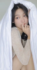 百分百晴天少女，笑容可人女生短款装肩带背心短裤室内氛围写真图片