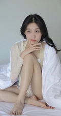 百分百晴天少女，笑容可人女生短款装肩带背心短裤室内氛围写真图片