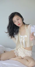 百分百晴天少女，笑容可人女生短款装肩带背心短裤室内氛围写真图片
