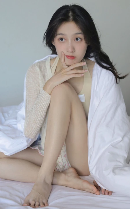 百分百晴天少女，笑容可人女生短款装肩带背心短裤室内氛围写真图片