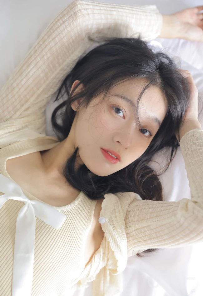 百分百晴天少女，笑容可人女生短款装肩带背心短裤室内氛围写真图片