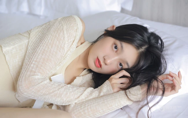 百分百晴天少女，笑容可人女生短款装肩带背心短裤室内氛围写真图片