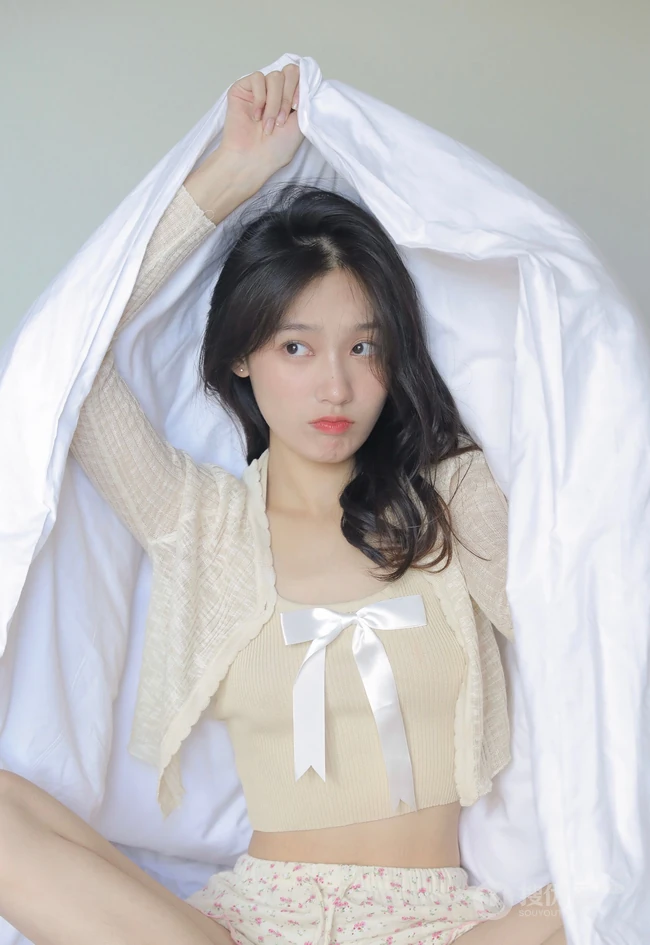 百分百晴天少女，笑容可人女生短款装肩带背心短裤室内氛围写真图片