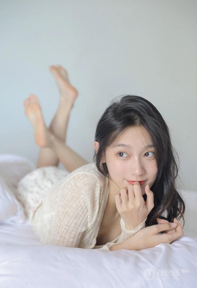 百分百晴天少女，笑容可人女生短款装肩带背心短裤室内氛围写真图片