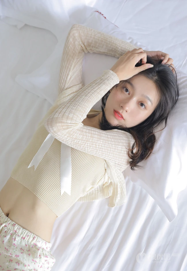 百分百晴天少女，笑容可人女生短款装肩带背心短裤室内氛围写真图片