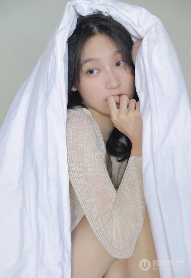 百分百晴天少女，笑容可人女生短款装肩带背心短裤室内氛围写真图片