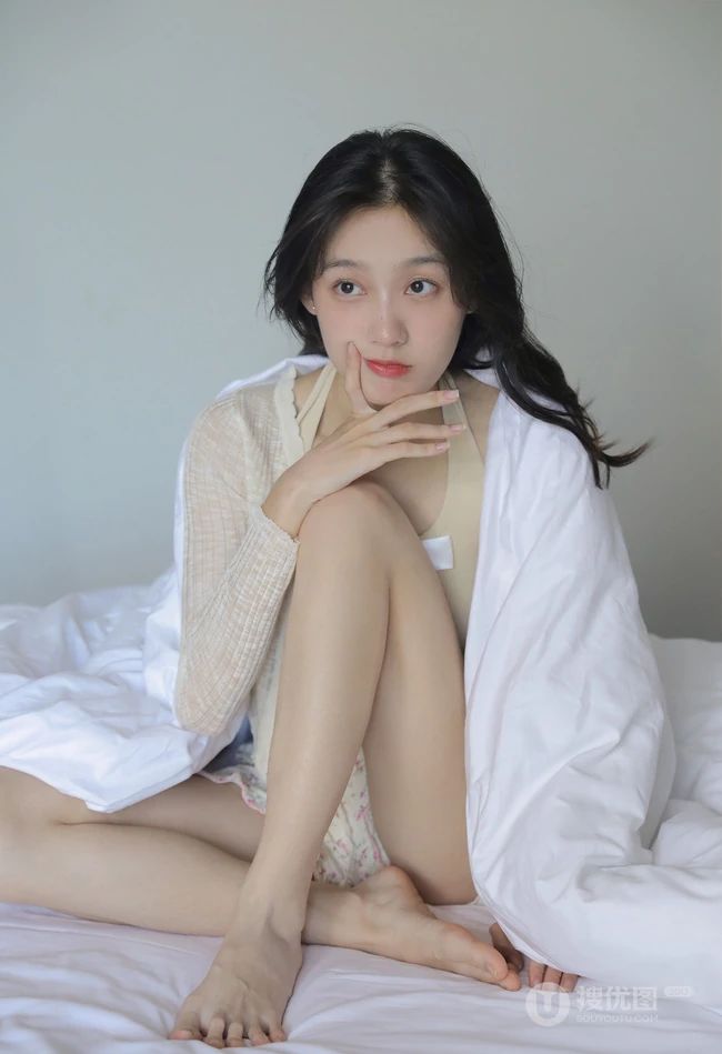 百分百晴天少女，笑容可人女生短款装肩带背心短裤室内氛围写真图片