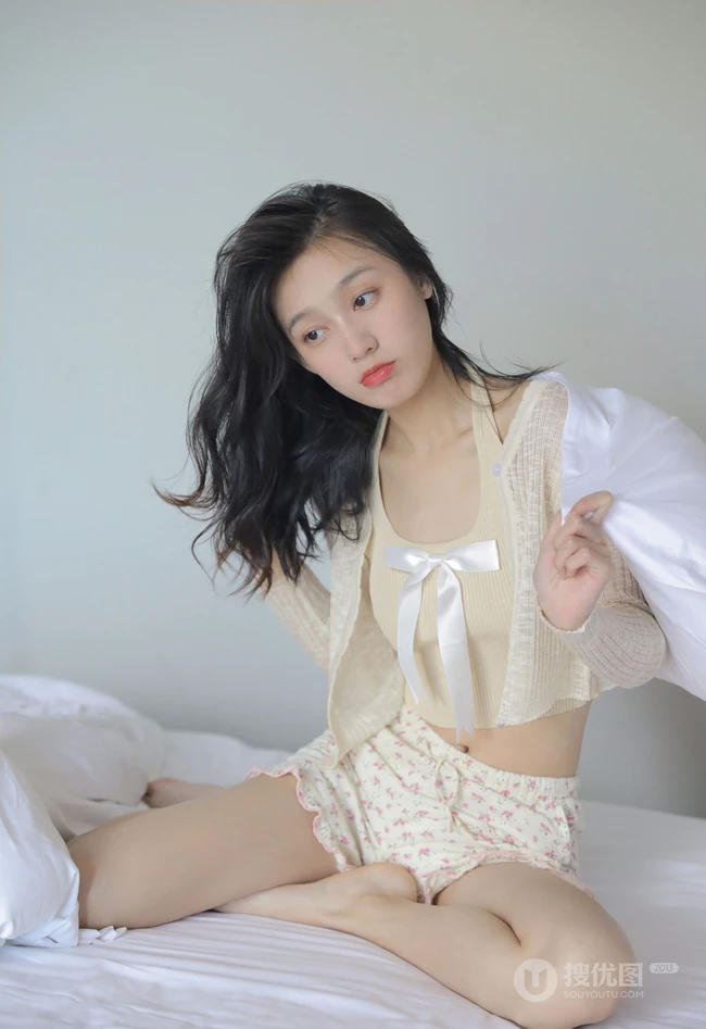 百分百晴天少女，笑容可人女生短款装肩带背心短裤室内氛围写真图片