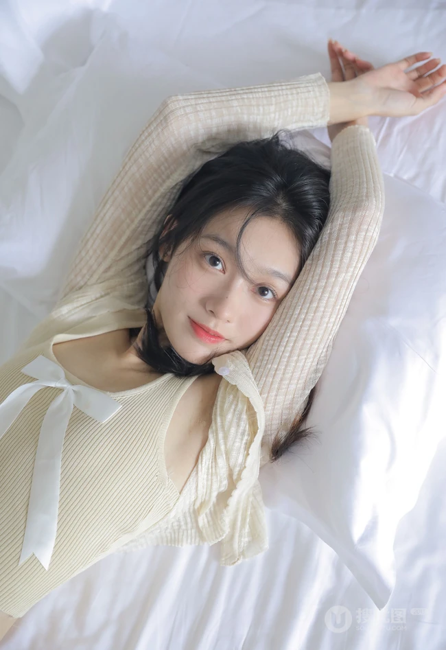 百分百晴天少女，笑容可人女生短款装肩带背心短裤室内氛围写真图片