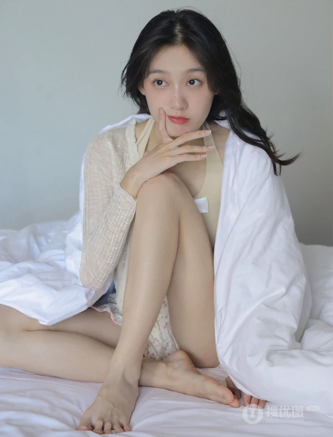 百分百晴天少女，笑容可人女生短款装肩带背心短裤室内氛围写真图片
