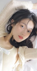 百分百晴天少女，笑容可人女生短款装肩带背心短裤室内氛围写真图片