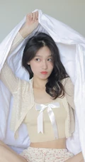 百分百晴天少女，笑容可人女生短款装肩带背心短裤室内氛围写真图片