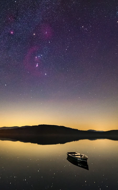 繁星点点的星空，一艘停在湖中央的独木舟唯美安静手机壁纸图片